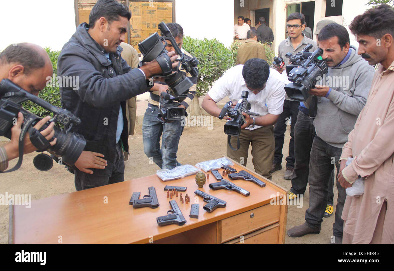 Wiederhergestellte beschlagnahmten Waffen von kriminellen ist in SSP Korangi Büro in Karachi auf Montag, 26. Januar 2015 briefing werden Medien Personen während eines Pressegesprächs von Junaid Ahmed Sheikh, SSP Bezirk Korangi Medien auszusetzen. Stockfoto