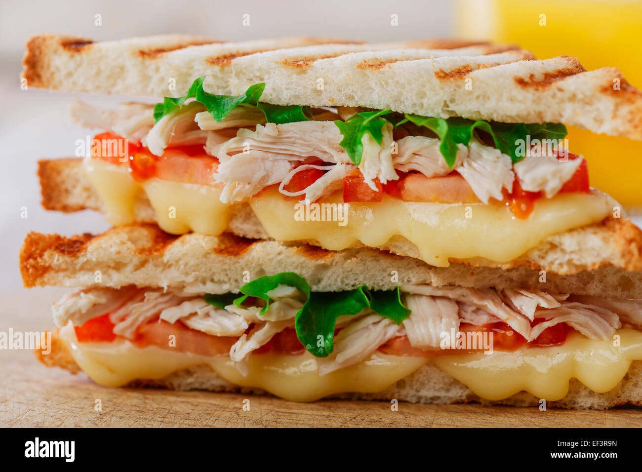 Toast Sandwich Grill mit Huhn und Käse Stockfoto