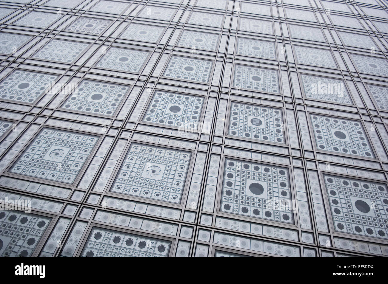 Nahaufnahme von dem Institut du Monde Arabe Gebäude (zeitgenössische arabische Kulturzentrum) in Paris, Frankreich. Stockfoto