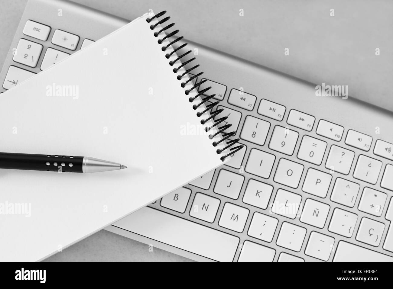 Notizbuch, Stift und Computer-Tastatur-Hintergrund Stockfoto