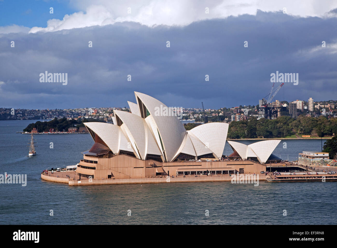 Schwere Regenwolken über der Sydney Opera House, Zentrum Performing Arts in Sydney, New South Wales, Australien Stockfoto