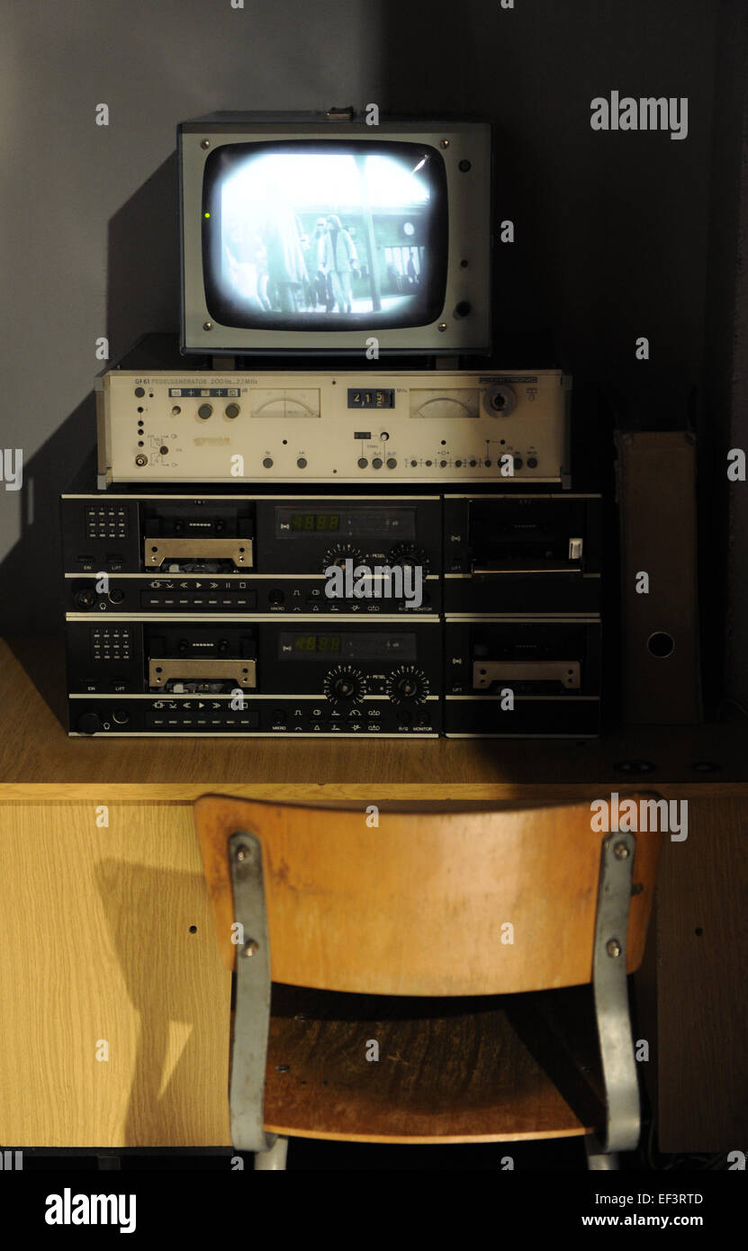 DDR. Die Jugendlichen Ost-Berlin gesammelt, um Blues, Rock zu hören. Die Geheimpolizei beobachtet diese treffen. DDR Museum. Berlin. Deutschland. Stockfoto