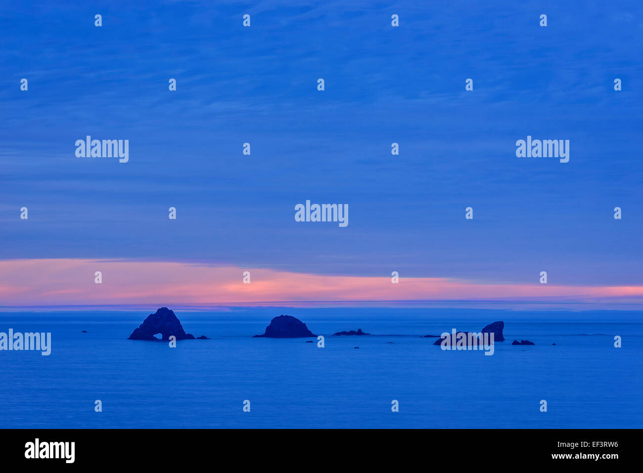 Meer und die vorgelagerten Inseln von Cape Blanco bei Sonnenuntergang, südliche Küste von Oregon. Stockfoto