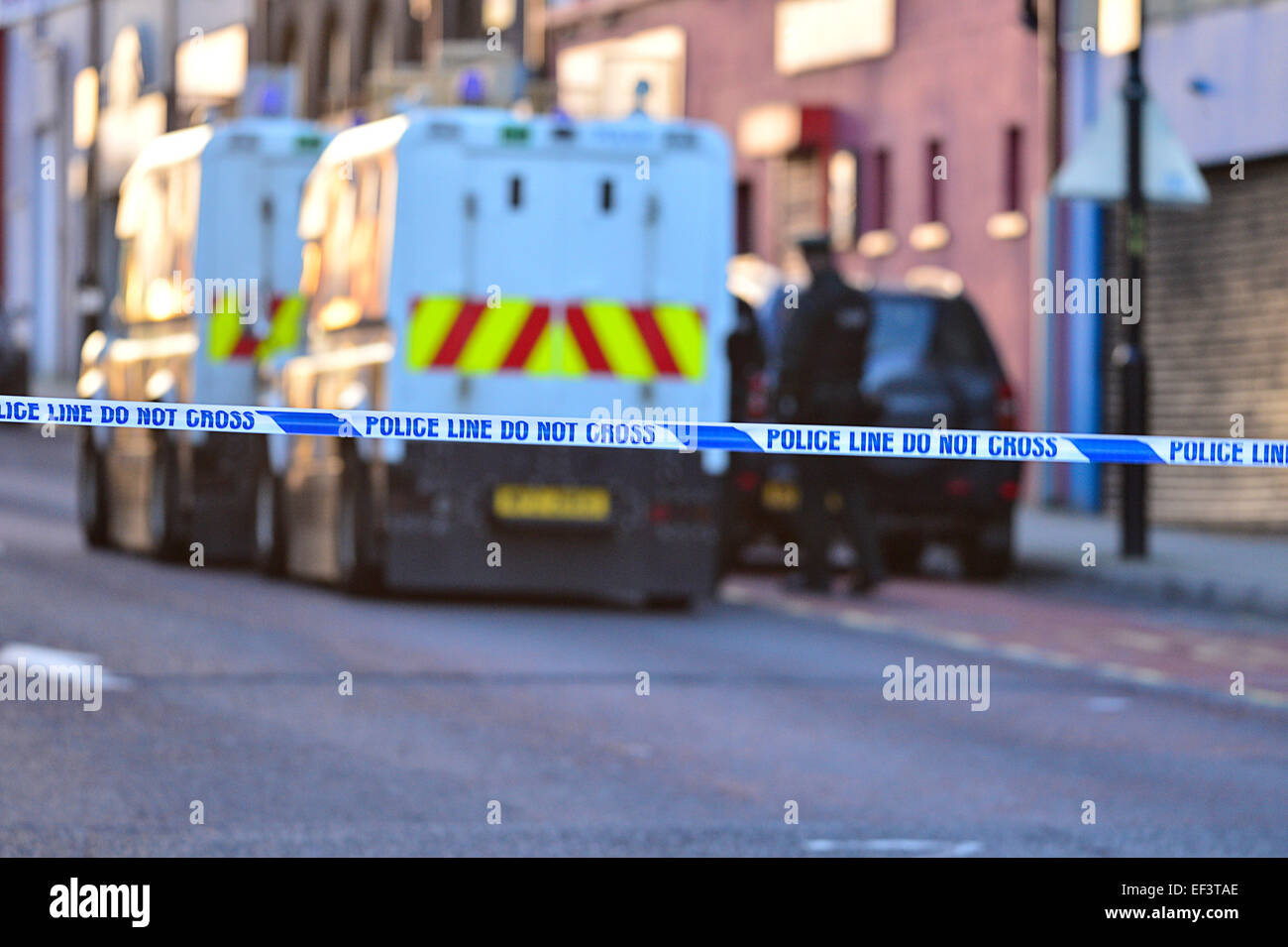 Security Alert, Londonderry, Nordirland - 26. Januar 2015. Polizei und Rettungsdienste sind am Tatort eines Vorfalls in der John Street in Londonderry, wo sie, sie sorgen für die Sicherheit eines Mannes, der behauptet sagen, bewaffnet mit einem Sprengsatz. Bildnachweis: George Sweeney/Alamy Live-Nachrichten Stockfoto