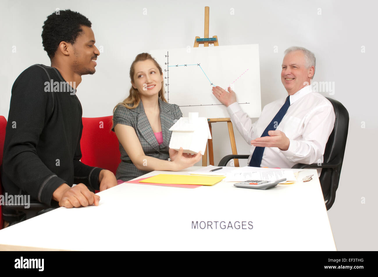 Hypotheken-Broker mit Kunden sitzen Stockfoto