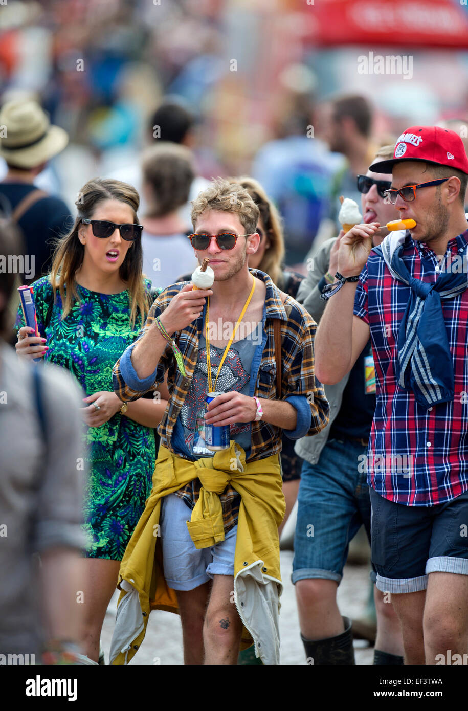 Massen-streaming auf einem belebten Gehweg beim Glastonbury Festival 2014 Stockfoto