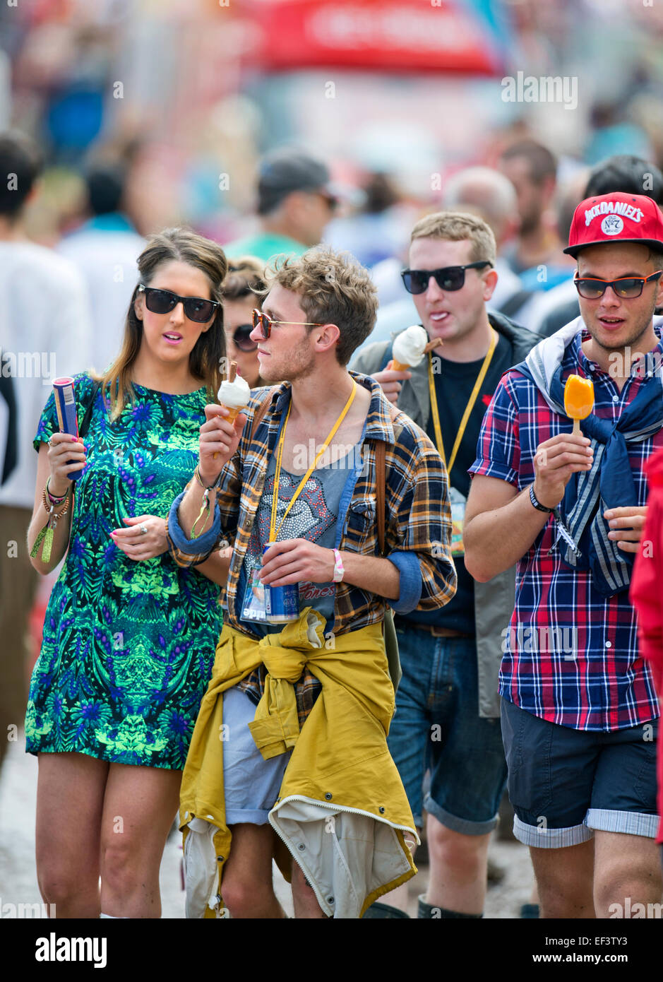Massen-streaming auf einem belebten Gehweg beim Glastonbury Festival 2014 Stockfoto Massen-streaming auf einem belebten Gehweg beim Glastonbury Festival 2014 Stockfoto