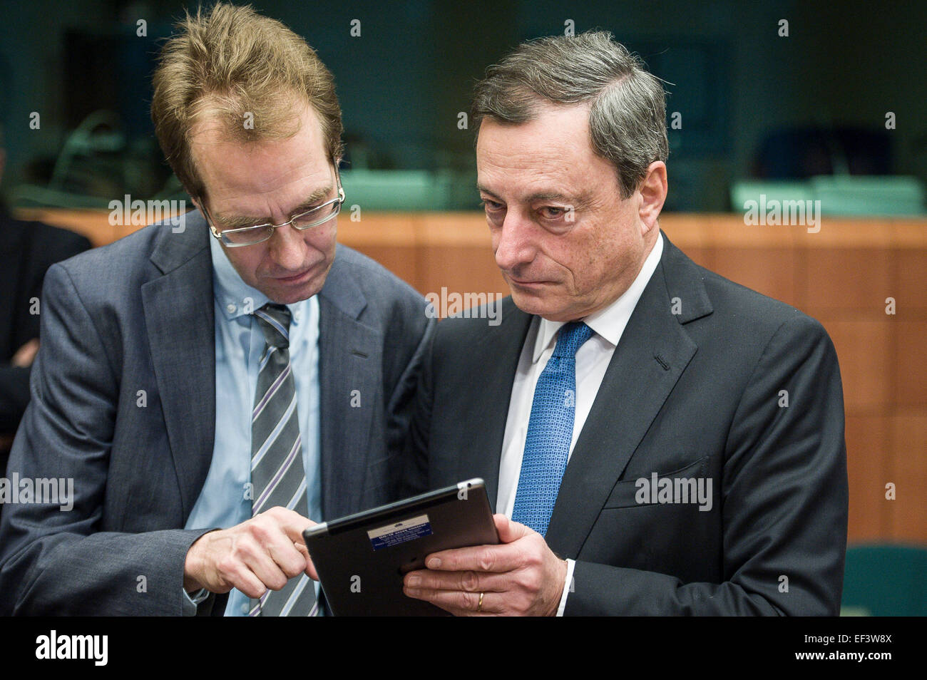 Mario Draghi, Präsident der Europäischen Zentralbank zu Beginn der Eurogruppe mit europäischen Finanzminister haben auf EU Sitz in Brüssel, Belgien auf 26.01.2015 der Eurogruppe treffen Schwerpunkt Griechenland, nachdem Anti-Rettung Partei SYRIZA Parlamentswahlen von Wiktor Dabkowski gewonnen Stockfoto
