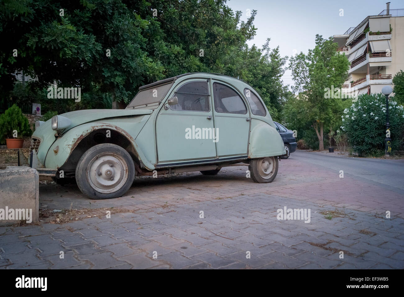 Alten 2CV geparkt in Marousi, Athen, Griechenland Stockfoto