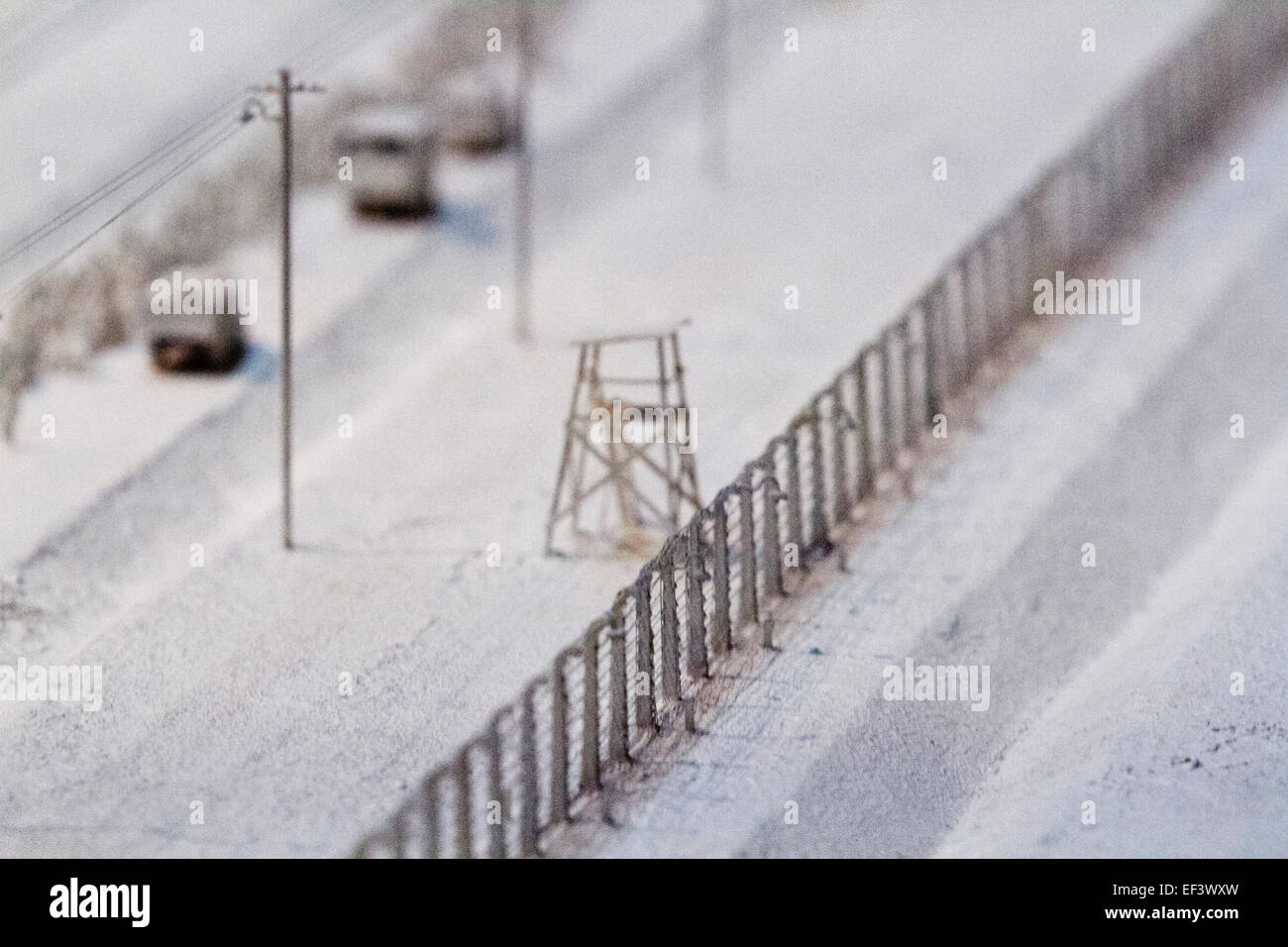 London, UK. 26. Januar 2015. Ein Replikat Modell der Wache Wachturm im Konzentrationslager Auschwitz erstellt von Gerry Judah als Teil der Holocaust-Ausstellung im Imperial War Museum zum Gedenken an den 70. Jahrestag der Befreiung des Lagers Auschwitz im Jahr 1945. Auschwitz-Birkenau diente wo mehr als 2 Millionen Juden starb durch die Nazis als Sklavenlager Internement und Vernichtung. Bildnachweis: Amer Ghazzal/Alamy Live-Nachrichten Stockfoto