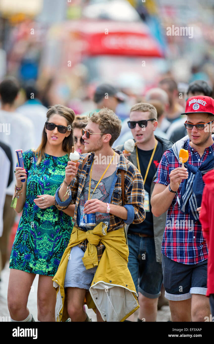 Massen-streaming auf einem belebten Gehweg beim Glastonbury Festival 2014 Stockfoto Massen-streaming auf einem belebten Gehweg beim Glastonbury Festival 2014 Stockfoto