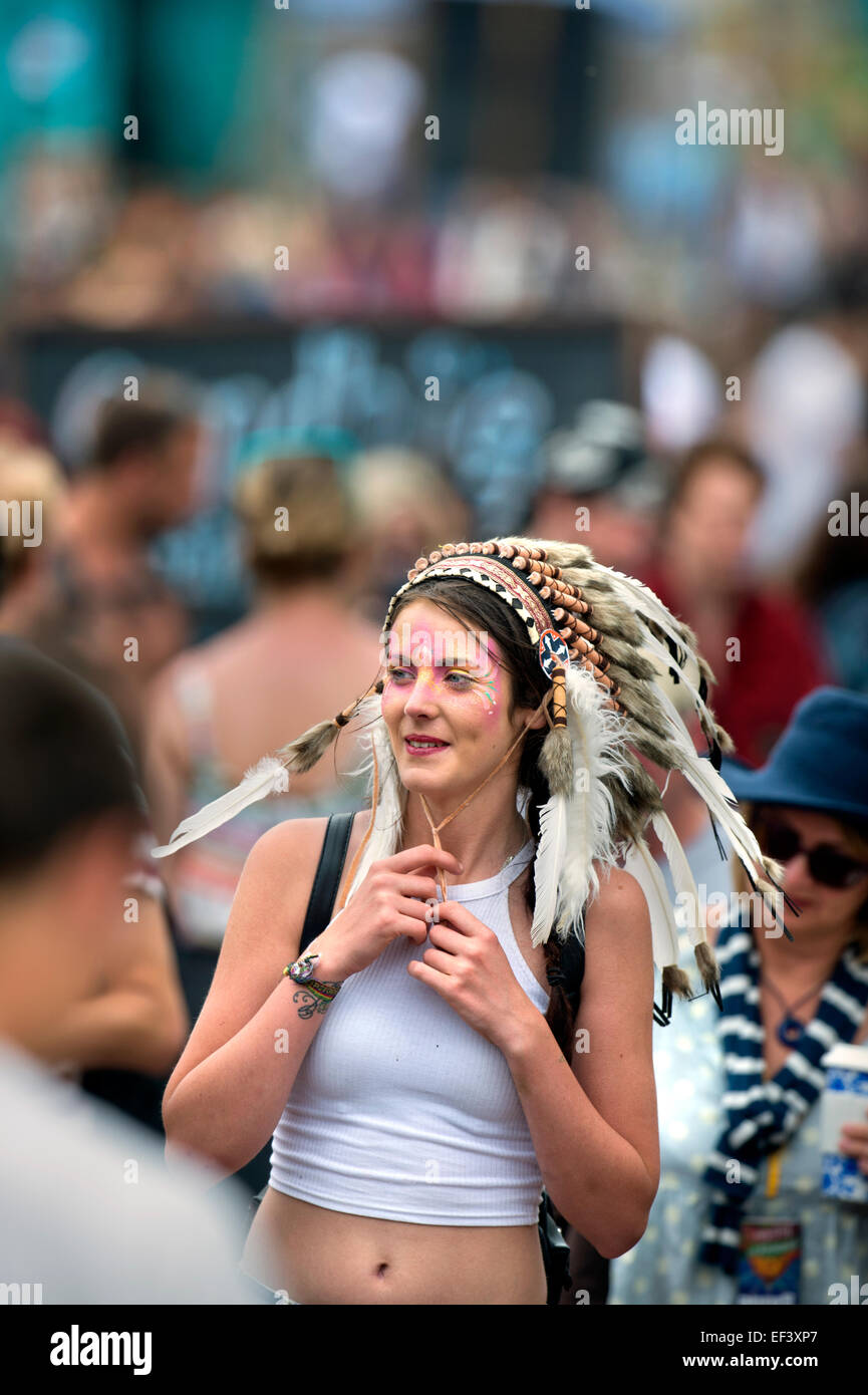 Ein Mädchen trägt den indianischen Stil Kopfschmuck Kostüm die umstrittene beim Glastonbury Festival 2014 geworden ist ein Stockfoto