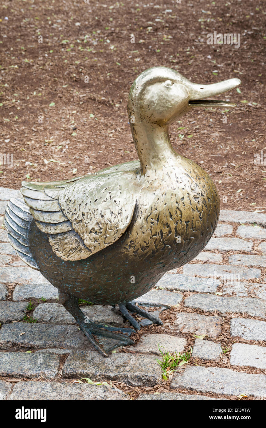 Frau Mallard, macht Platz für Entenküken Skulptur von Nancy Schon, Boston Public Garden, Boston, Massachusetts, USA Stockfoto