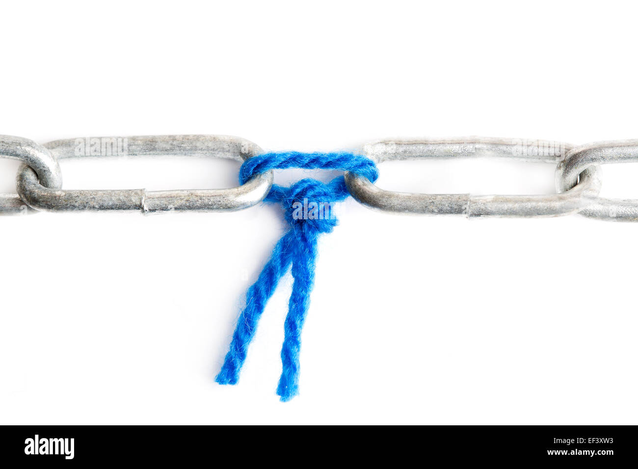 Blaue Wolle hält zwei Teile einer Kette zusammen vor einem weißen Hintergrund Stockfoto