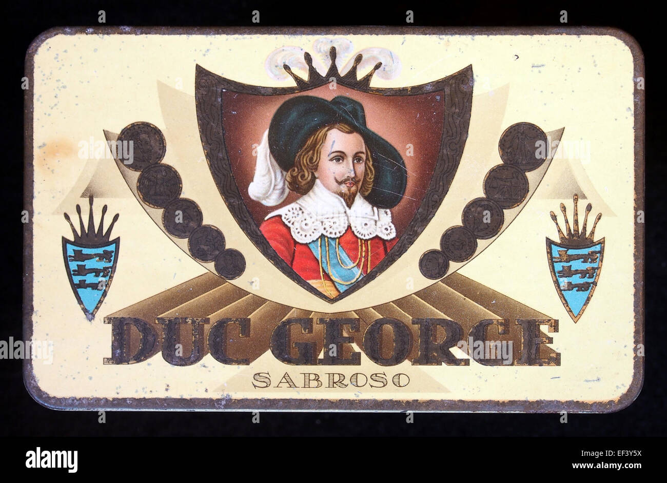 Die Duc George Sabroso Zigarettendose ist mit einem Branding der Tabakmarke versehen. Das Sammlerstück spiegelt das Vintage-Werbedesign und seine kulturelle Bedeutung in der Tabakindustrie während ihrer Ära wider. Stockfoto