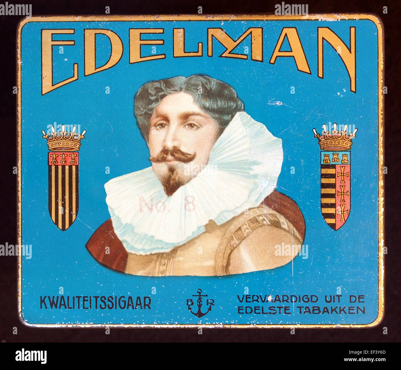 Eine Edelman Zigarrendose, die häufig zum Verpacken von Zigarren verwendet wird. Das Design spiegelt das Branding der Edelman-Firma wider und zeigt einen klassischen Vintage-Stil, der Mitte des 20. Jahrhunderts für die Zigarrenvermarktung verwendet wurde. Stockfoto