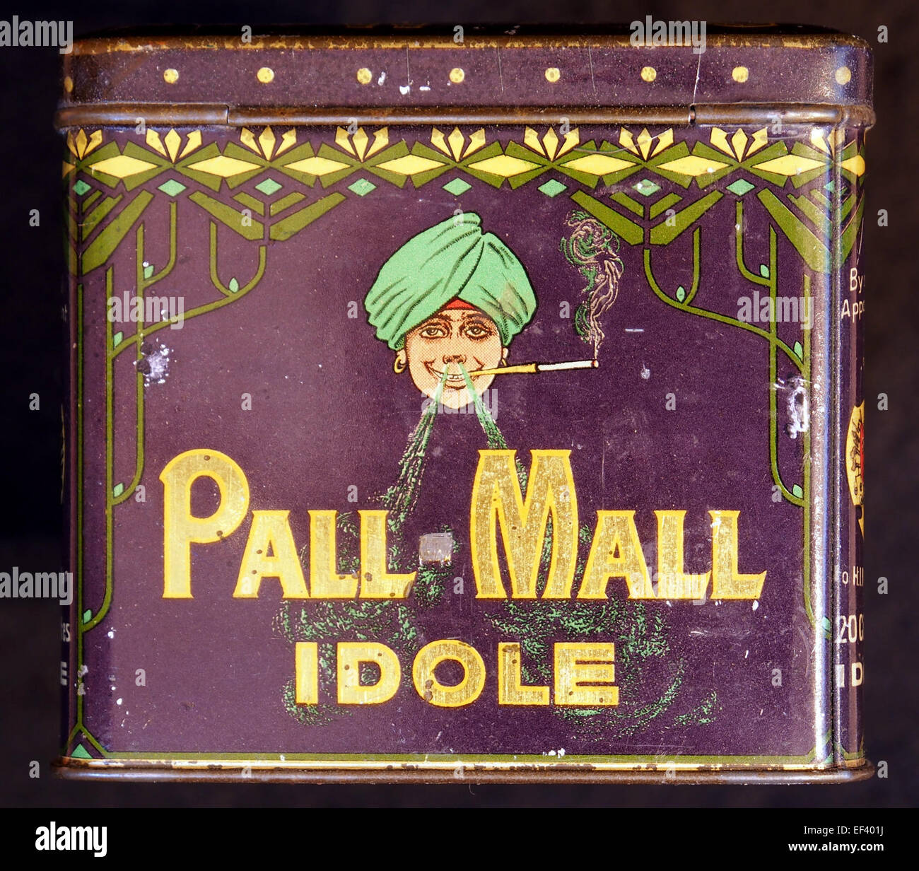 Die Vorderseite einer Zigarettendose der Pall-Mall Idole ist zu sehen. Diese Vintage-Tabakdose trägt das unverwechselbare Markenzeichen der berühmten amerikanischen Zigarettenmarke Pall-Mall und repräsentiert ein historisches Verpackungsdesign. Stockfoto