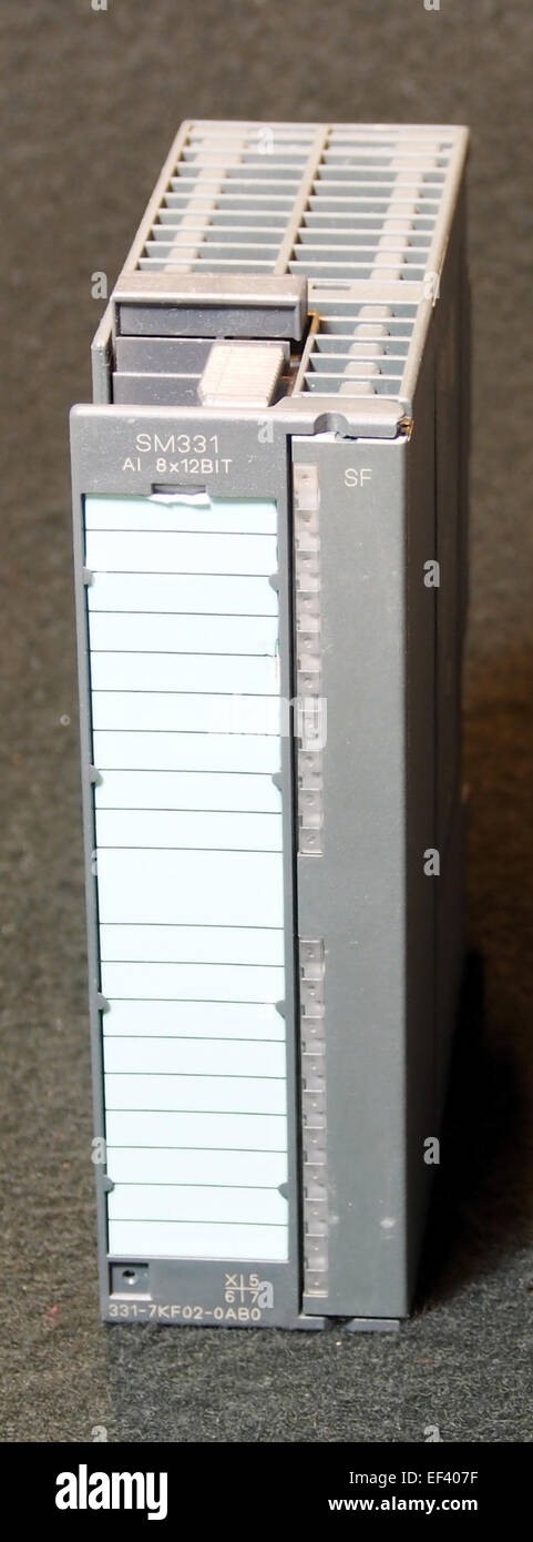 Der Siemens SM331 ist ein spezieller Industriemotor für verschiedene mechanische und elektrische Anwendungen. Es ist weithin bekannt für seine Effizienz und Robustheit in industriellen Umgebungen. Stockfoto