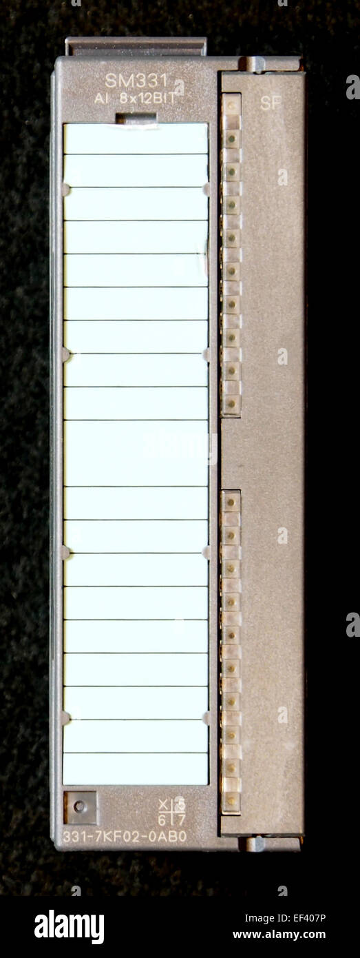 Das Siemens SM331 ist ein modulares E/A-System für die industrielle Automatisierung. Die Frontansicht hebt das kompakte Design und die Eingangs-/Ausgangskonfiguration hervor, die sich ideal für die Steuerung industrieller Prozesse eignet. Stockfoto
