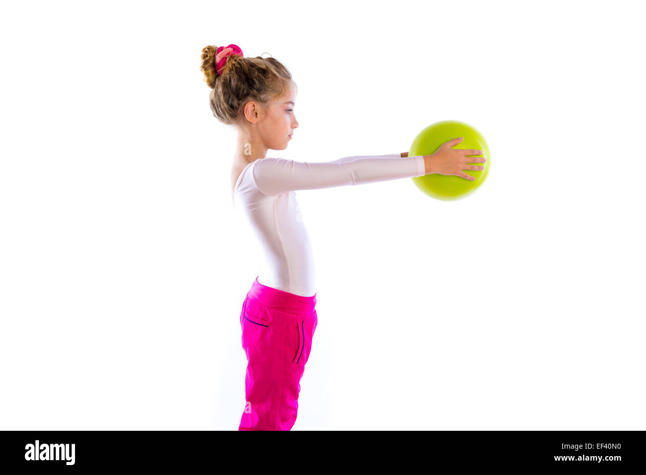 blonde junge Mädchen Übung Fitnesstraining mit Yoga-Ball auf weiß Stockfoto