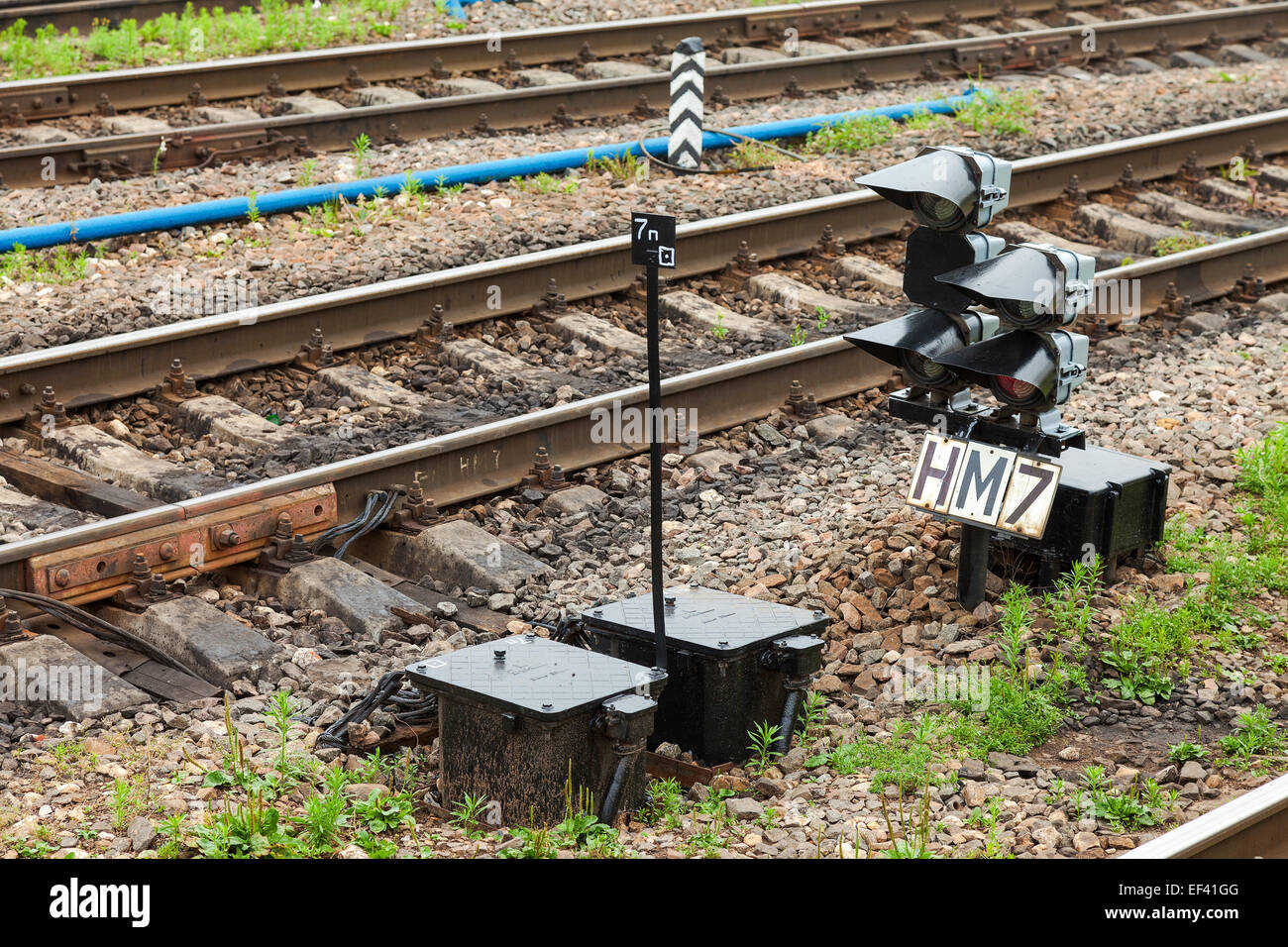 Blick auf die Bahnstrecke und Ampel an einem Sommertag Stockfoto