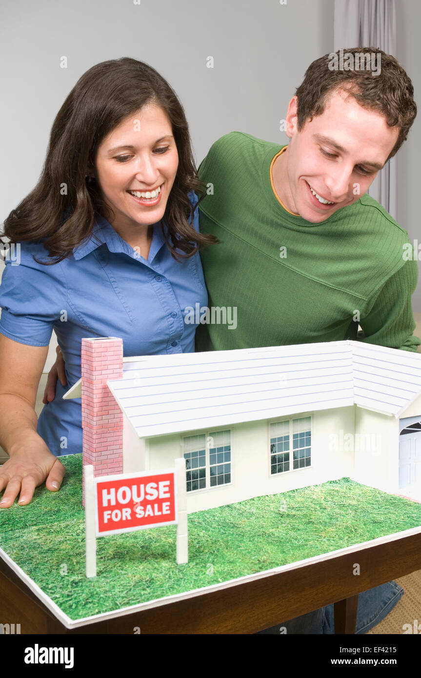 Paar auf der Suche am Modell zu Hause Stockfoto