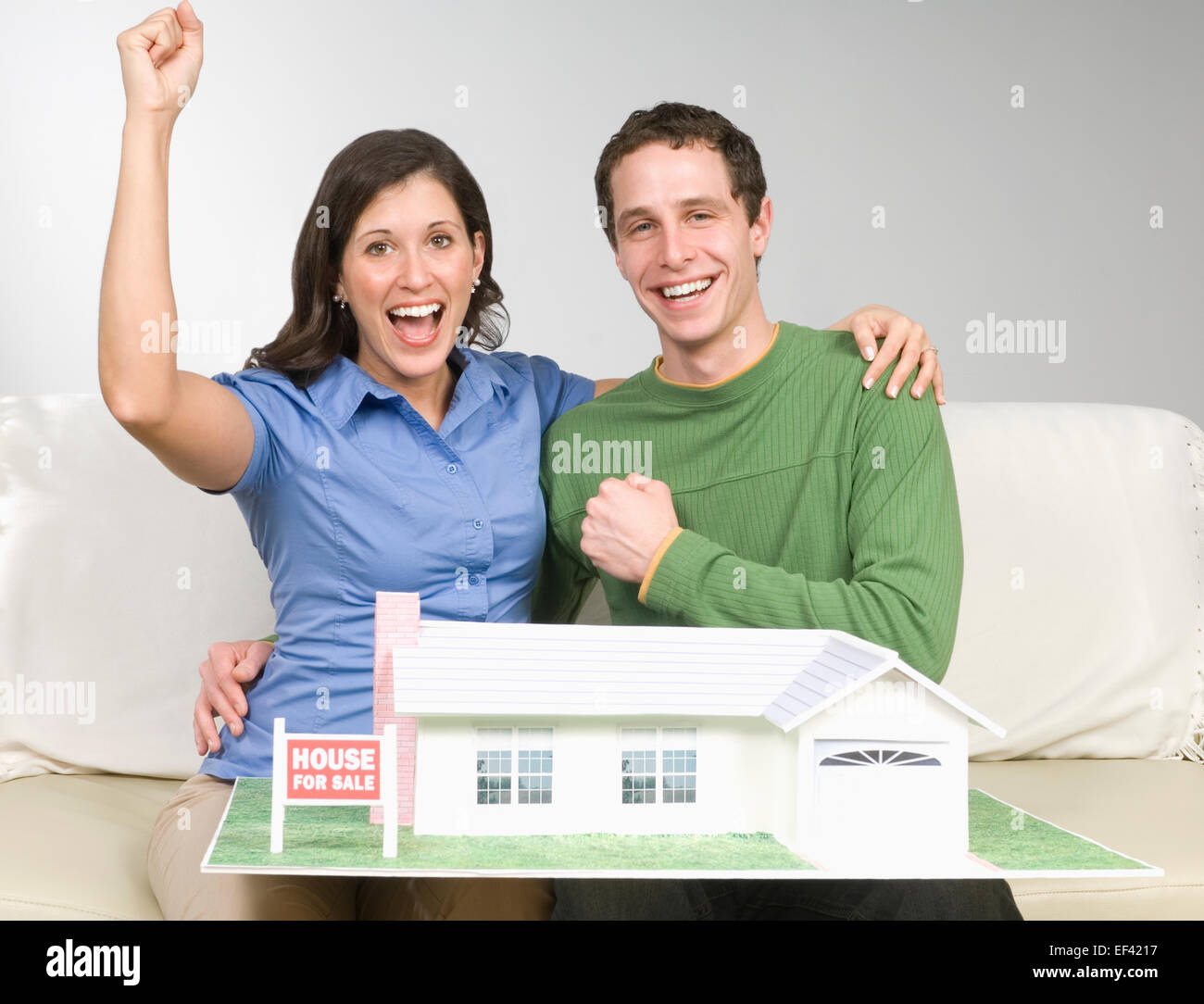 Aufgeregt paar Modell zu Hause betrachten Stockfoto