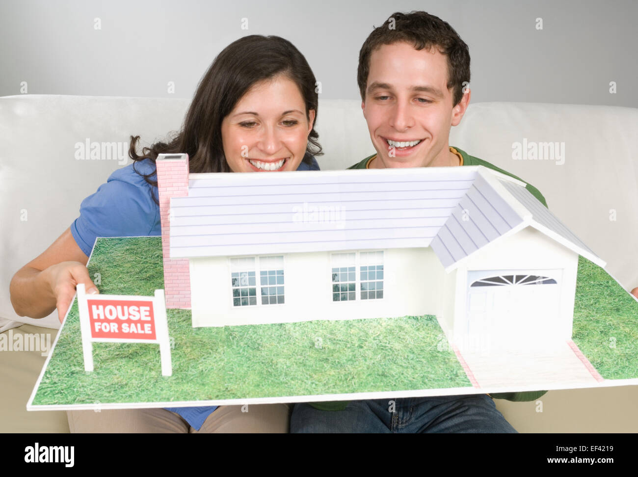 Glückliches Paar Modell zu Hause betrachten Stockfoto