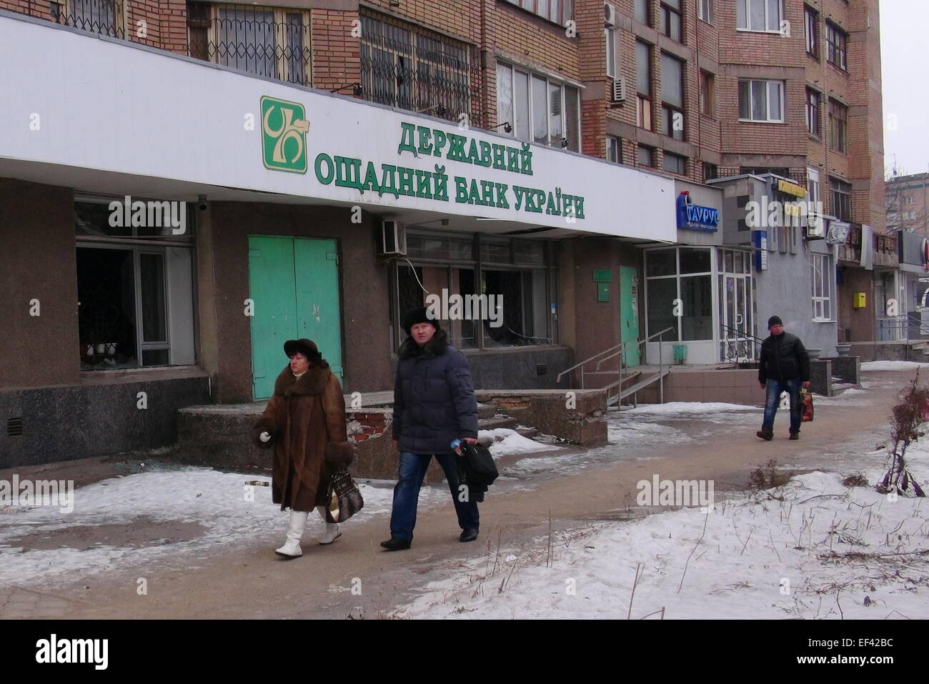 Gorlowka, Ukraine. 26. Januar 2015. Bewohner der Stadt Fuß vorbei an