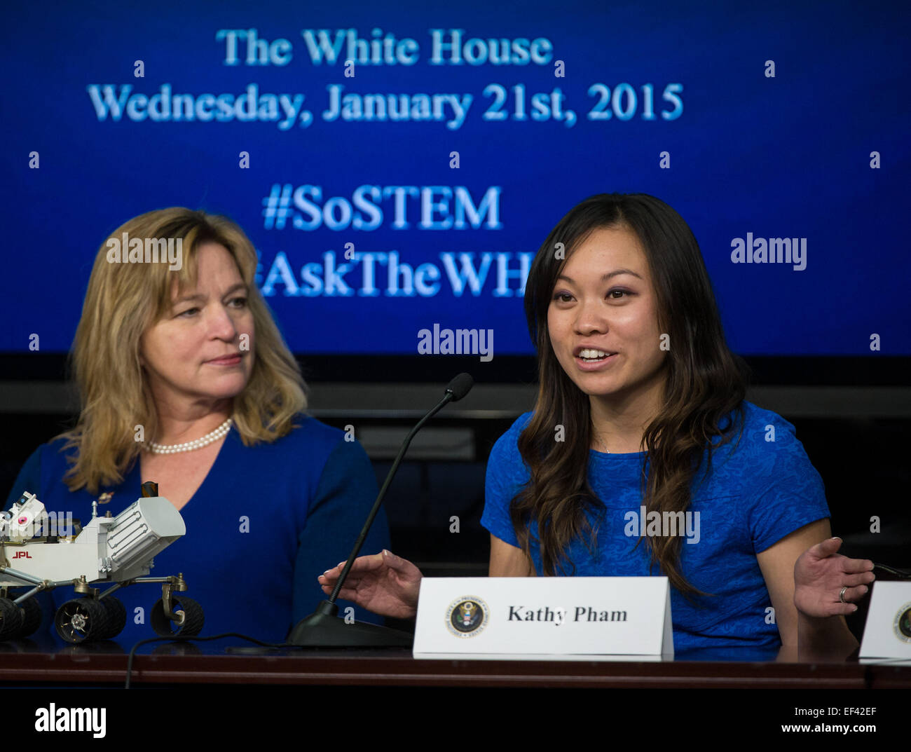 Kathy Pham von US Digital Service, Recht, spricht, wie NASA Chief Scientist Ellen Stofan während der jährlichen White House Stand der Wissenschaft sieht, Technologie, Technik und Mathematik (SoSTEM) Adresse, Mittwoch, 21. Januar 2015, im Süden Gericht Auditorium in der Eisenhower Executive Office Building auf das Weiße Haus in Washington Komplex Stockfoto