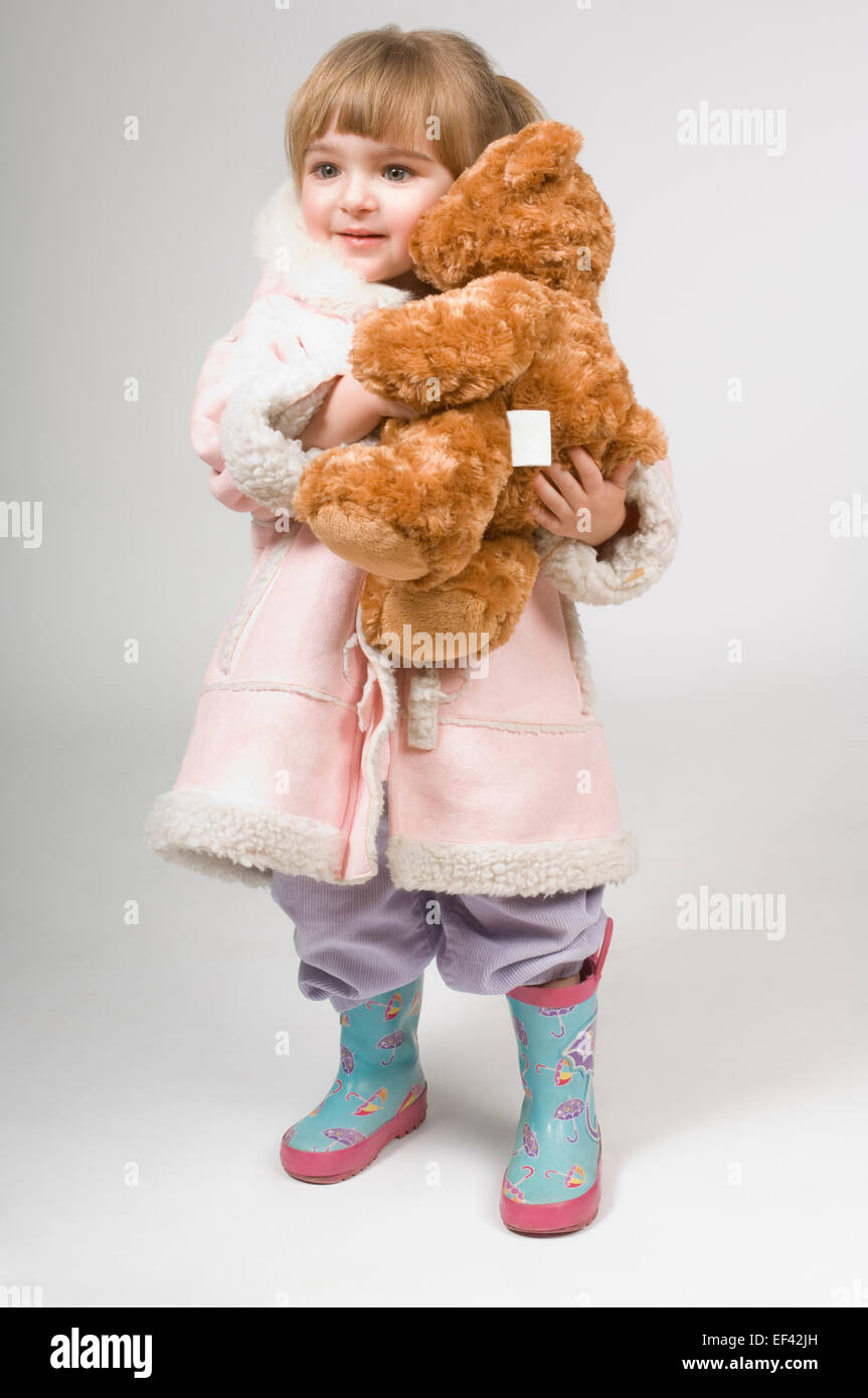 Junges Mädchen hält einen Teddybär Stockfoto
