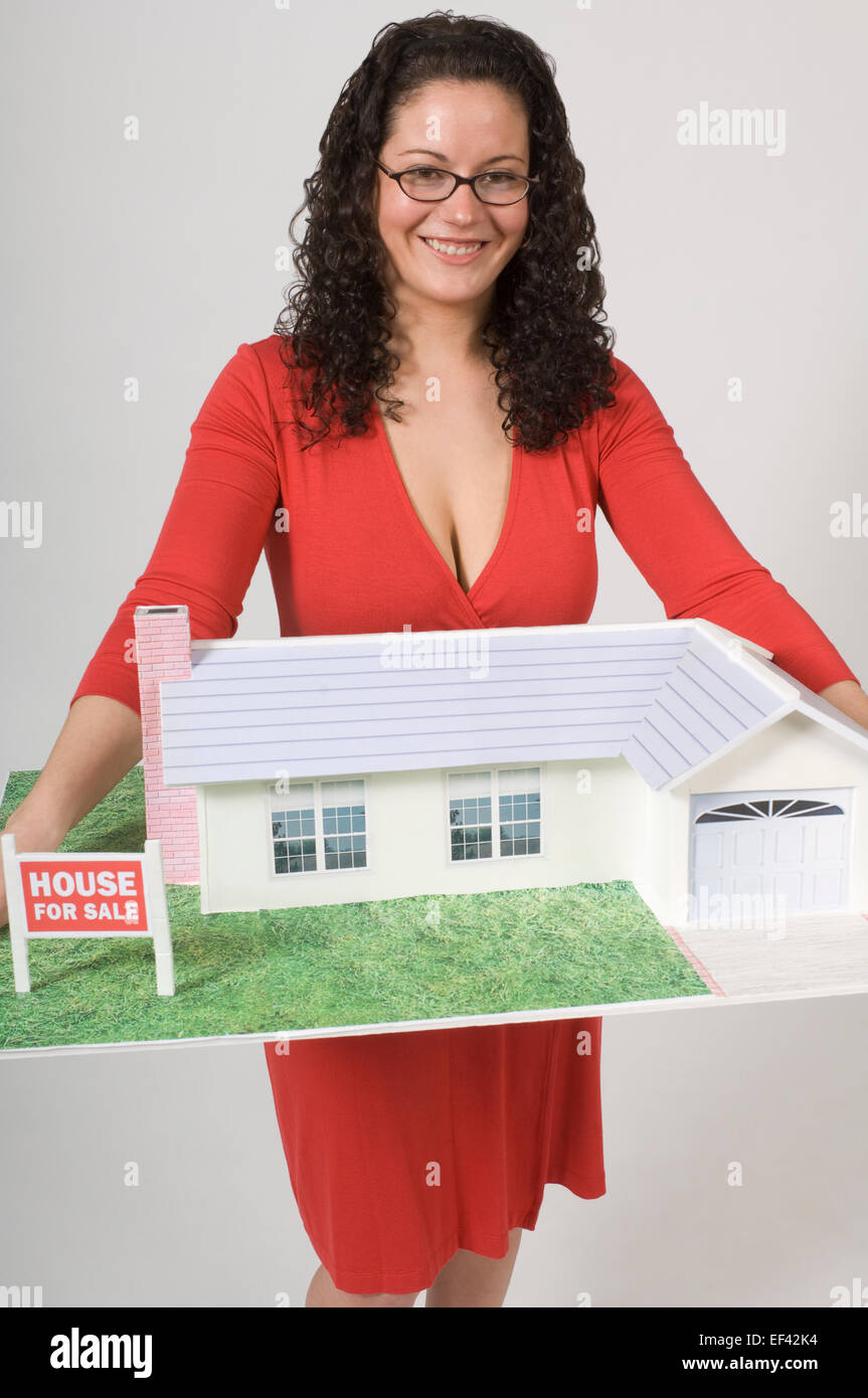 Woman Holding-Modell nach Hause Stockfoto