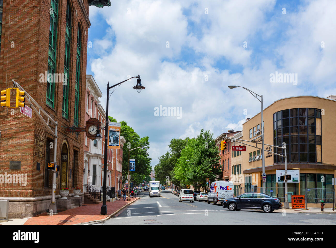 Westen State Street an der Kreuzung mit N Willow St in der Innenstadt von Trenton, New Jersey, USA Stockfoto