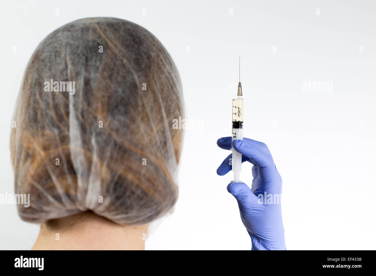 Gesundheitswesen und medizinische Konzept-Doctor Holding Spritze mit Einspritzung, isoliert auf weiß und Kopie Raum. Stockfoto