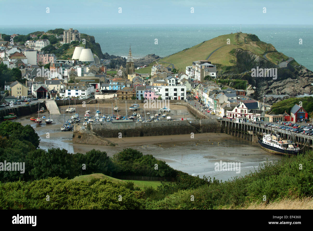 Ilfracombe, North Devon, UK, eine Küstenstadt mit großen Hafen zeigt den Hafen und Theater (Twin weißen Kuppeln) ...ein UK port Stockfoto