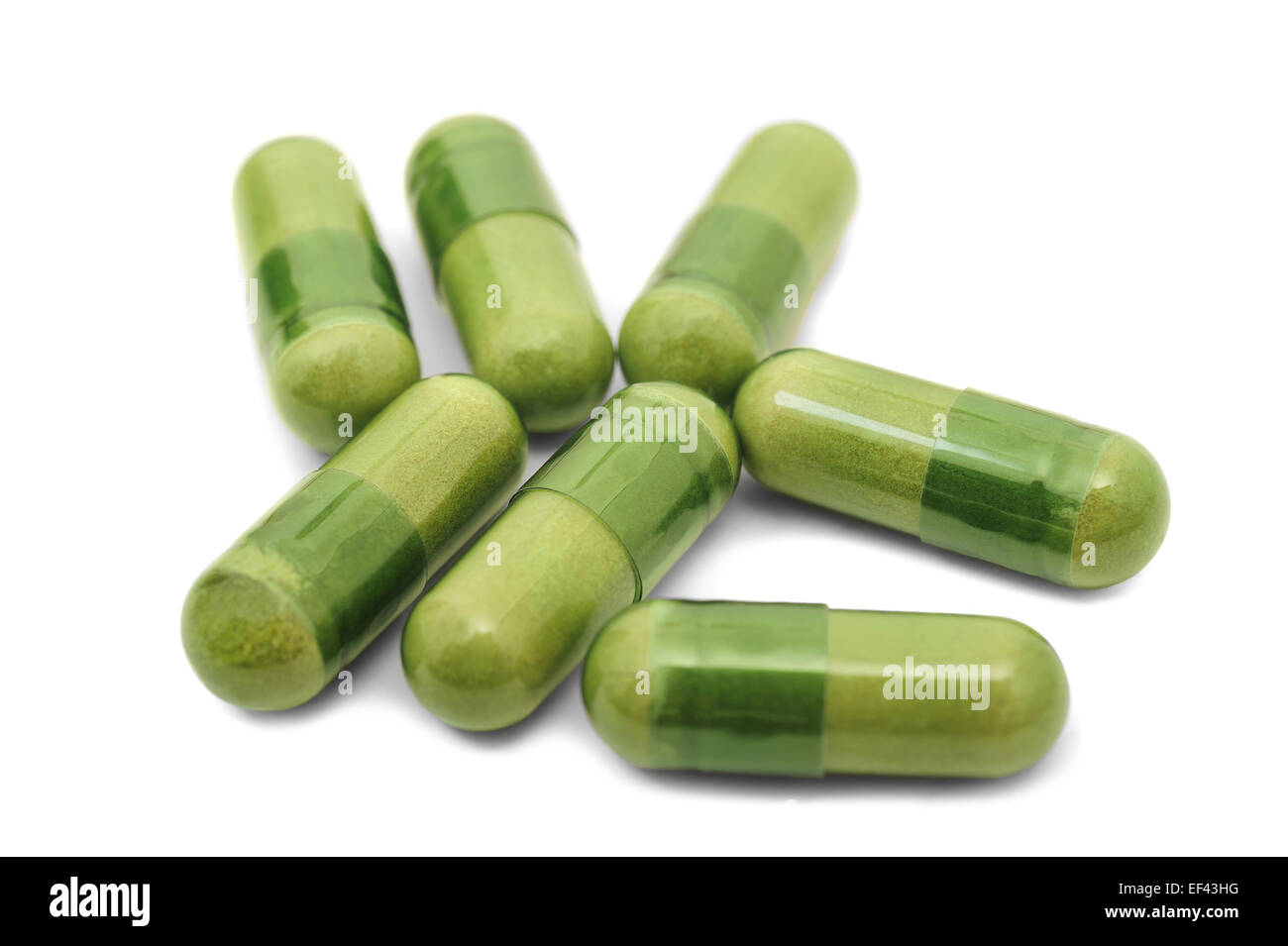 Grüne Medizin Pillen auf weißem Hintergrund Stockfoto