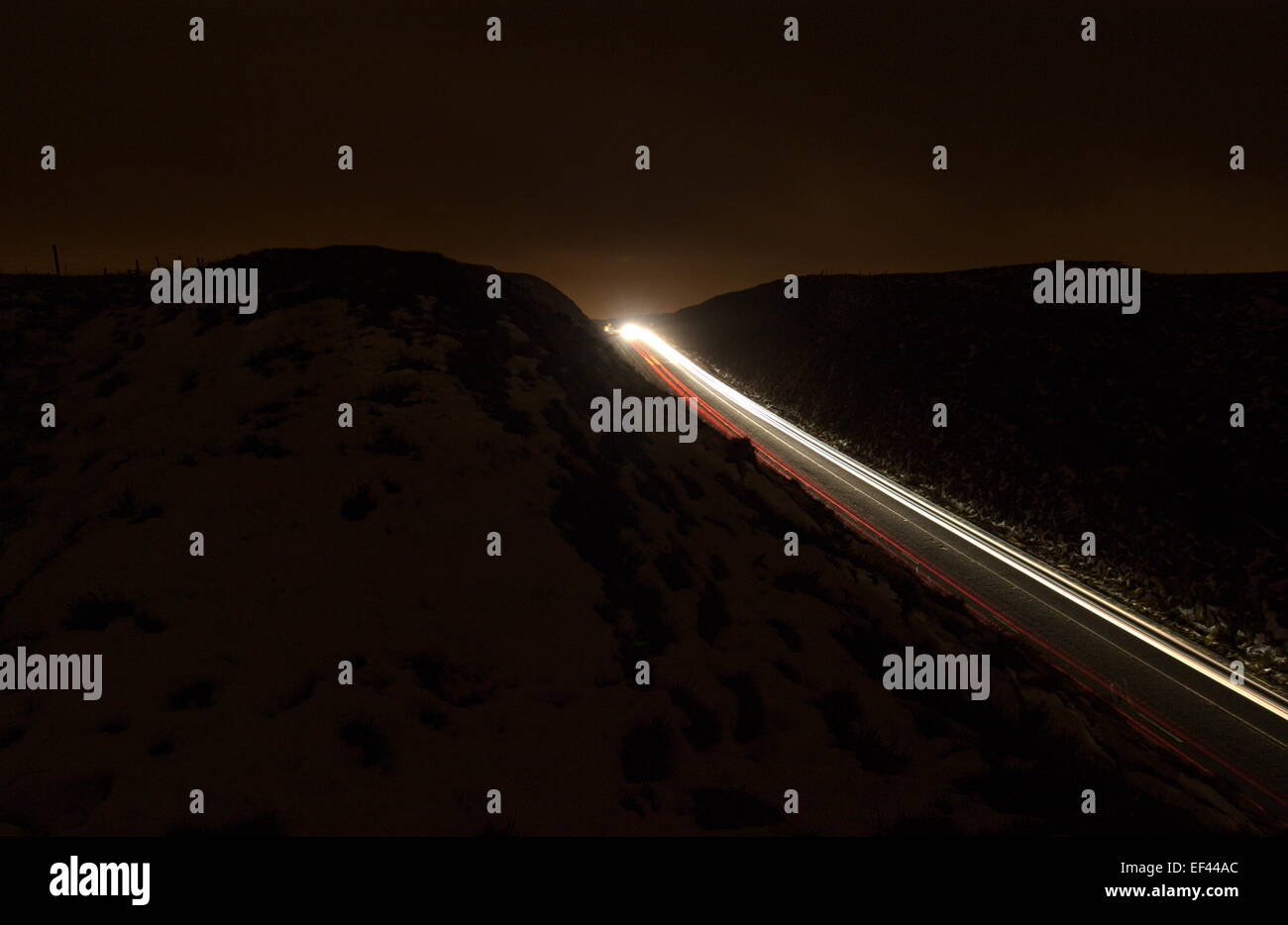 Auto leichte Wanderwege am tonnelle schneiden auf dem Gipfel von der A62 zwischen Oldham und Huddersfield. Stockfoto