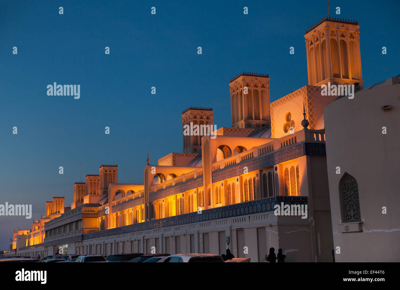 Berühmten Marktplatz von Sharjah (VAE), Blue Souk; Das Gebäude ist beleuchtet, Foto kurz nach Sonnenuntergang. Stockfoto