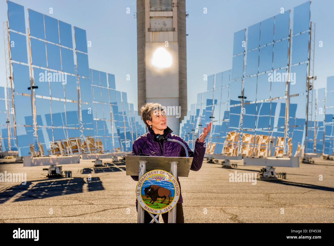 US-Innenminister Sally Jewell kündigt Genehmigung des SunZia-Projekts bei einem Besuch in den Sandia National Solar Thermal Test Facility-Solarturm-Anlage 24. Januar 2015 in Albuquerque, New Mexico. SunZia Südwesten Übertragung Projekt ist eine wichtige Infrastrukturprojekt für den amerikanischen Westen und entscheidend für solar und wind-Energie-Projekte. Stockfoto