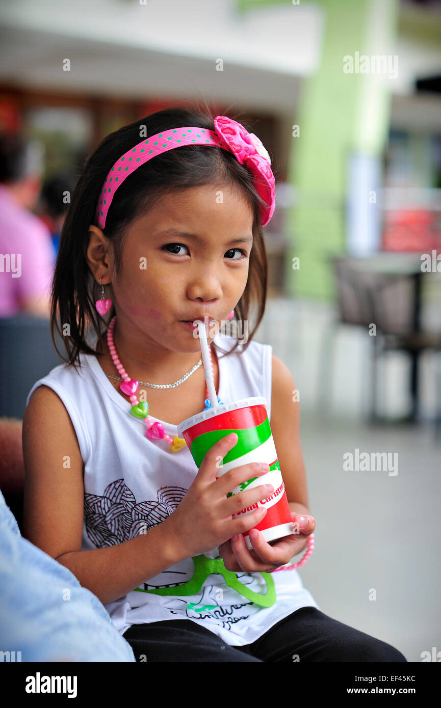 Junge Filipina trinken Milch Shake Ayala Center Cebu City, Philippinen Stockfoto
