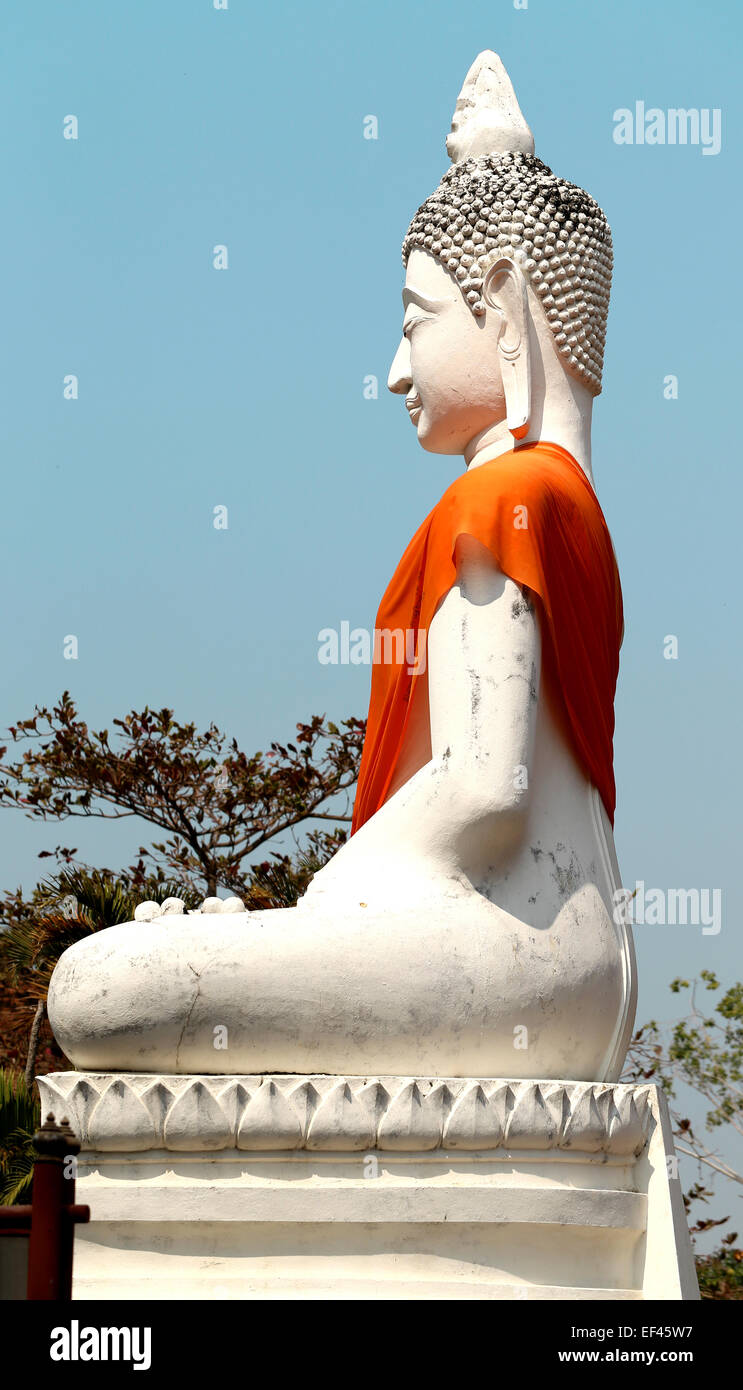 Foto eine schöne Buddha-Statue sitzt sonnenbeschienenen Stockfoto