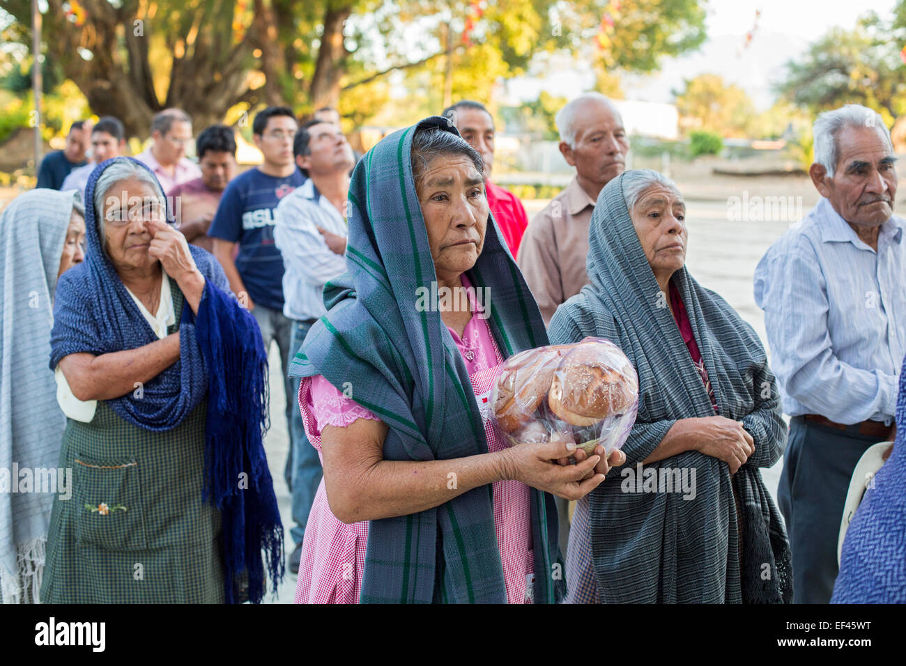 San Sebastian Abasolo, Oaxaca, Mexiko - Pfarrleute warten San Sebastian Abasolo katholischen Kirche für Masse eingeben. Stockfoto