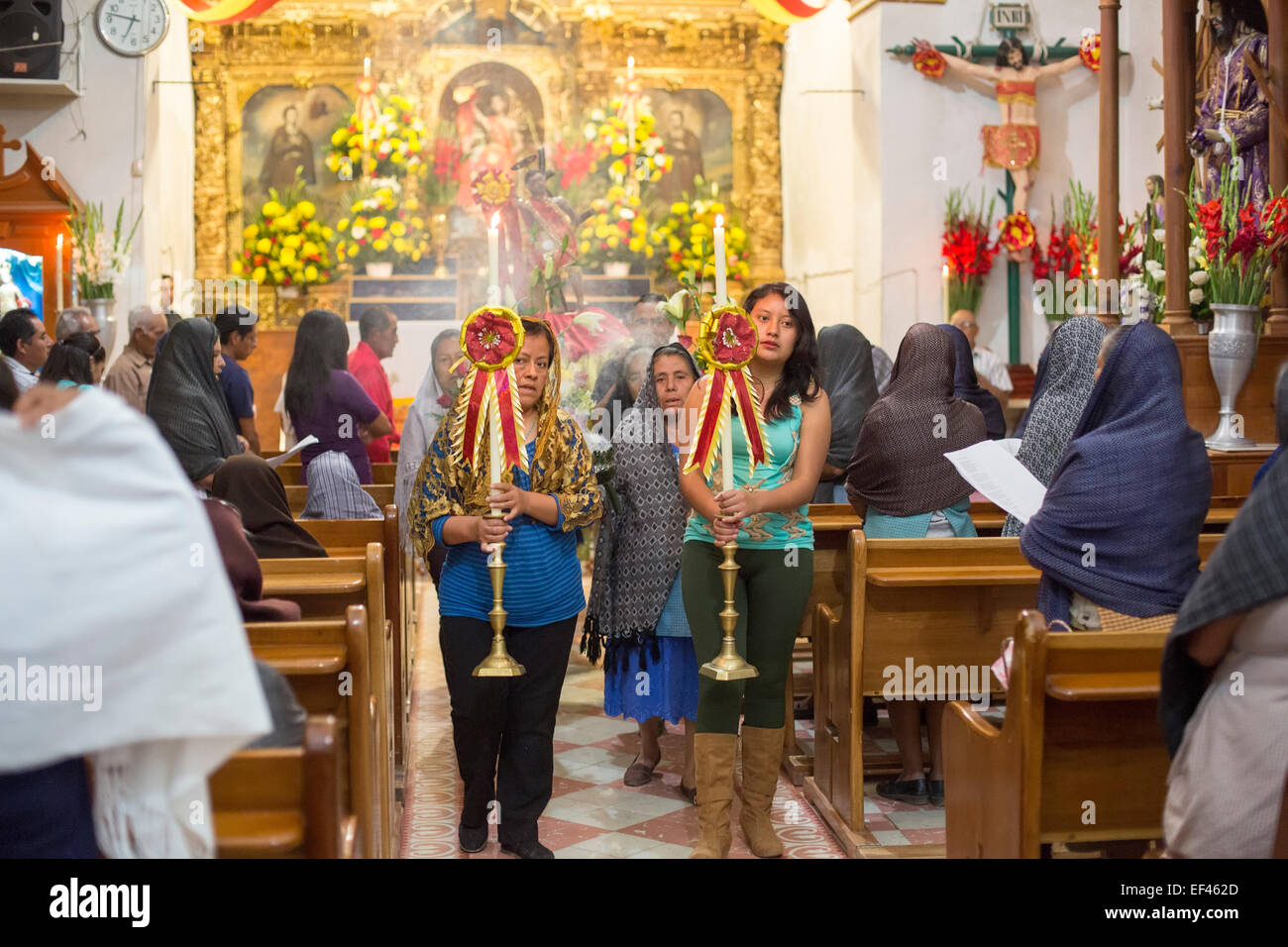 San Sebastian Abasolo, Oaxaca, Mexiko - Gemeindemitglieder verlassen San Sebastian Abasolo katholischen Kirche nach der Messe. Stockfoto