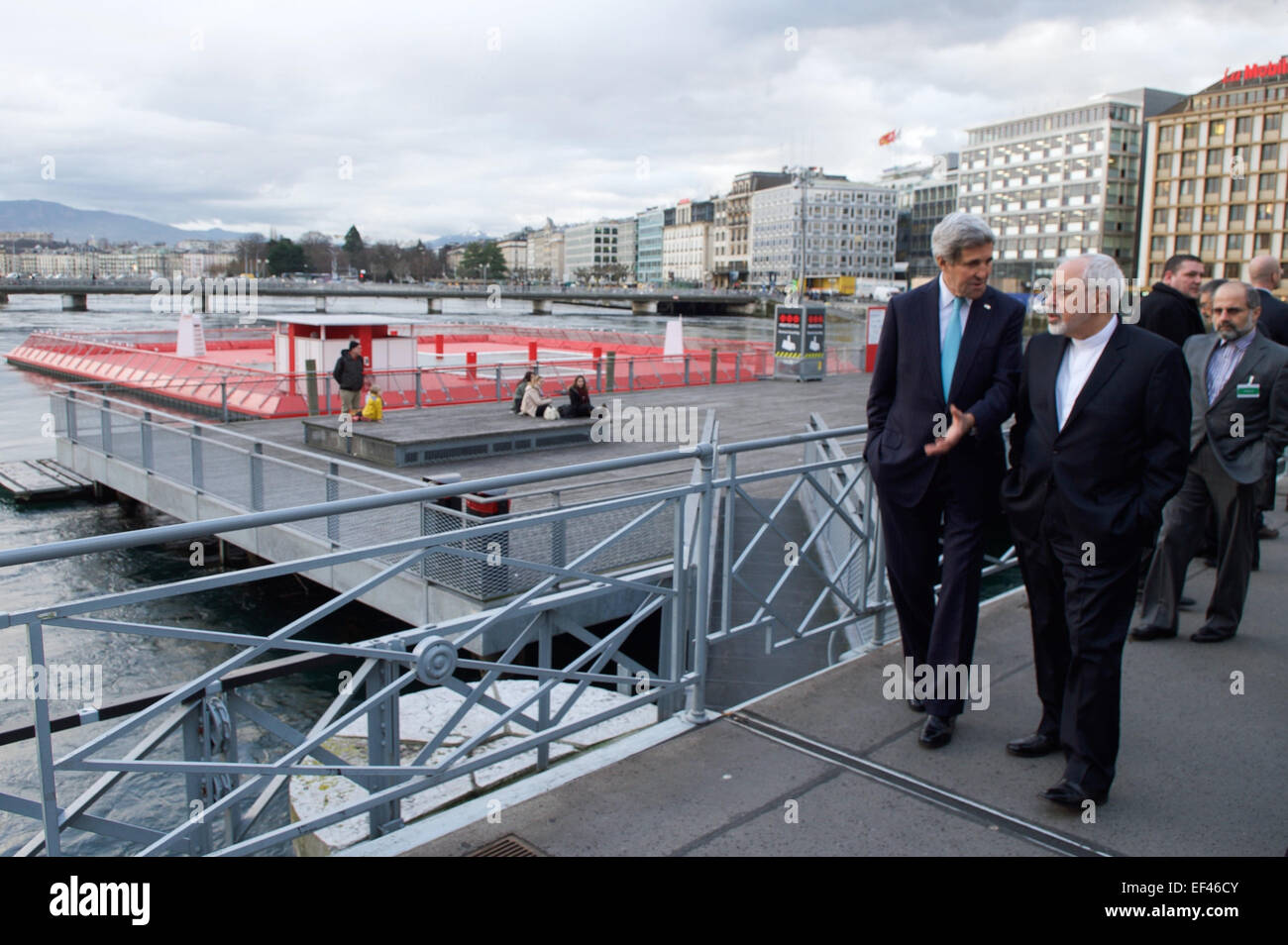 US-Außenminister John Kerry und dem iranischen Außenminister Javad Zarif chat als sie überqueren die Rhone Fluss an der Brücke Pont De La Machine bei einem Spaziergang in Genf, Schweiz, am 14. Januar 2015, während einer Pause bei den Verhandlungen über die Zukunft des Irans Atomprogramm. Stockfoto