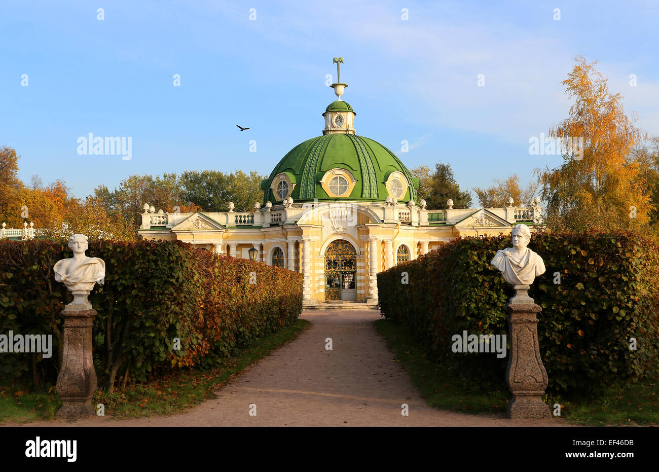 Foto-schöne Baudenkmal der Grotte in einem Park in Moskau Stockfoto
