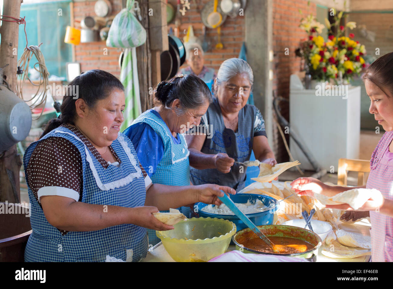 San Sebastian Abasolo, Oaxaca, Mexiko - Frauen machen Tamales für eine Mahlzeit während der jährlichen Feier von San Sebastian. Stockfoto