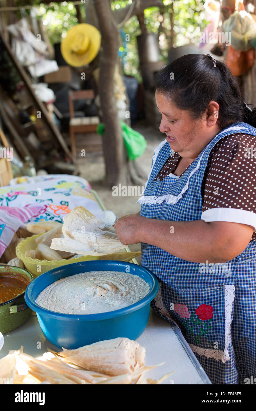 San Sebastian Abasolo, Oaxaca, Mexiko - macht eine Frau Tamales für eine Mahlzeit während der jährlichen Feier von San Sebastian. Stockfoto
