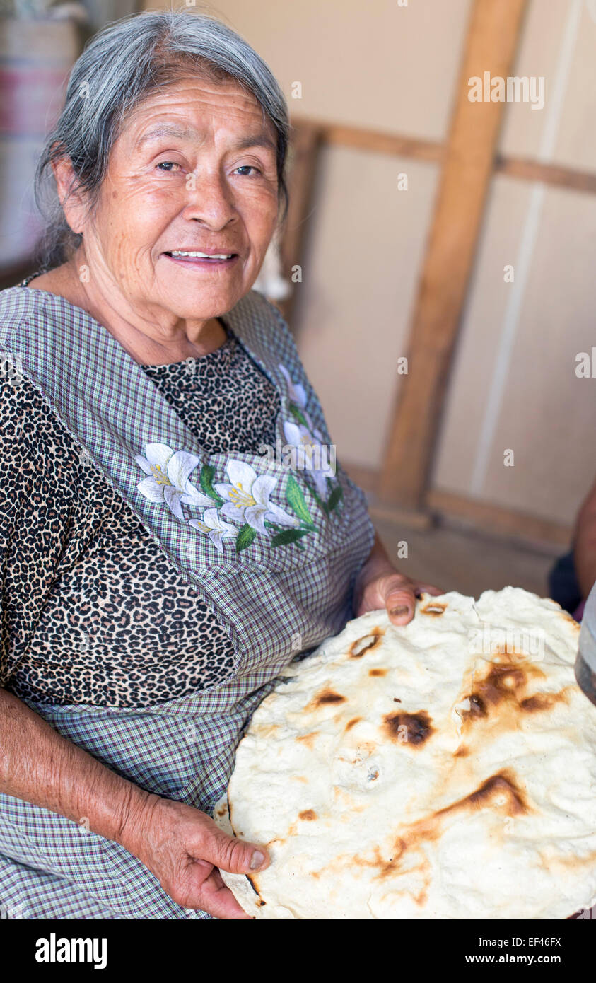 San Sebastian Abasolo, Oaxaca, Mexiko - hält eine Frau Tlyudas, die übergroße Mais-Tortillas, die beliebt sind in Oaxaca. Stockfoto