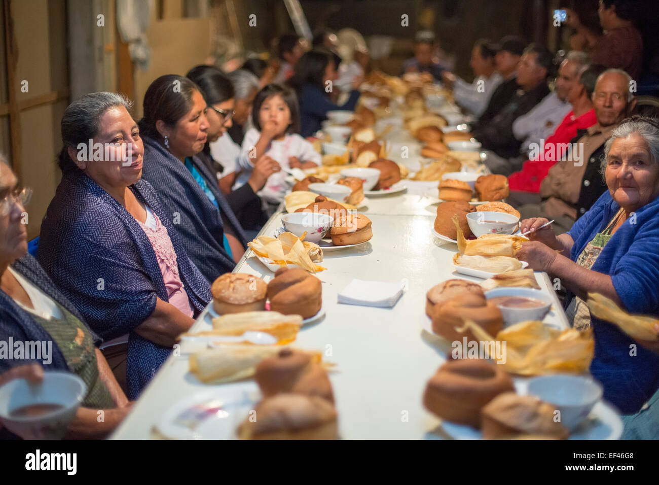 San Sebastian Abasolo, Oaxaca, Mexiko - Bewohner von San Sebastian Abasolo Anteil eine Mahlzeit. Stockfoto