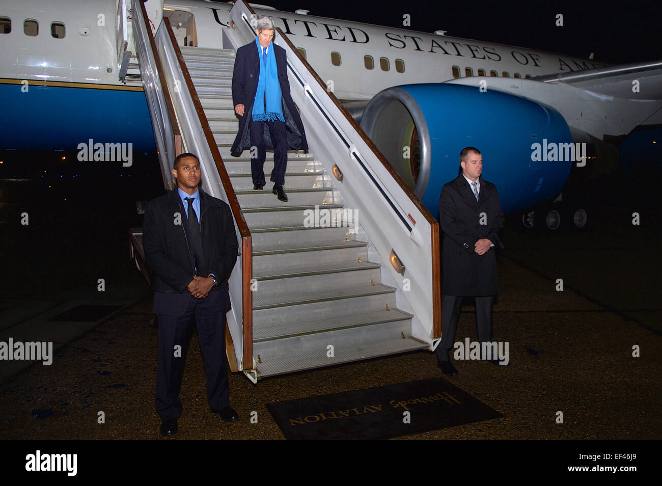 US-Außenminister John Kerry Schritte aus seinem Flugzeug am Flughafen Stansted außerhalb London, Vereinigtes Königreich, nach der Ankunft in den frühen Morgenstunden des 22. Januar 2015, für ein Treffen der Anti-ISIL Koalitionspartner und Gespräche mit britischen und irakischen Amtskollegen. Stockfoto